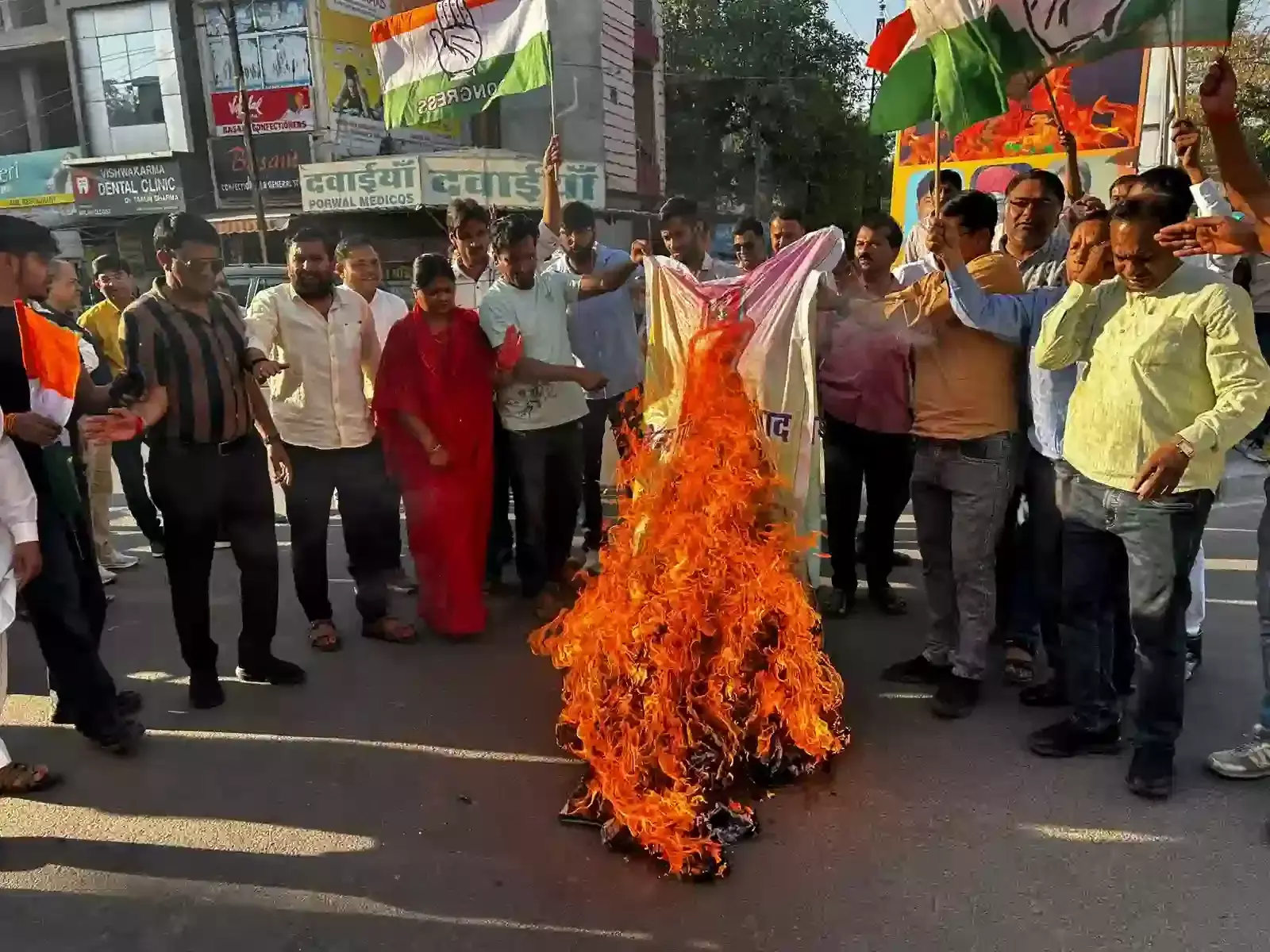 कोटा के दादाबाड़ी चौराहे पर गैस सिलेंडर मूल्य वृद्धि के खिलाफ प्रधानमंत्री का पुतला जलाते कांग्रेस कार्यकर्ता। कोटा के दादाबाड़ी चौराहे पर गैस सिलेंडर मूल्य वृद्धि के खिलाफ प्रधानमंत्री का पुतला जलाते कांग्रेस कार्यकर्ता।