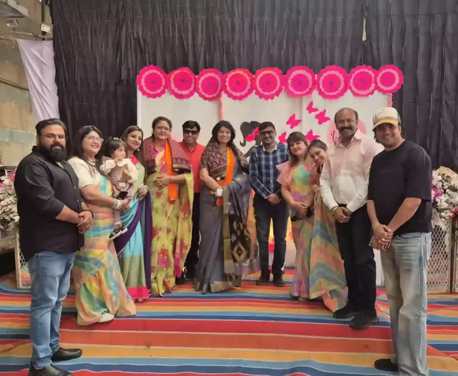कोटा में सतरंगी वूमेन्स एक्सपो के उद्घाटन समारोह में दीप प्रज्वलित करतीं महिला अतिथि और आयोजनकर्ता। कोटा में सतरंगी वूमेन्स एक्सपो के उद्घाटन समारोह में दीप प्रज्वलित करतीं महिला अतिथि और आयोजनकर्ता।