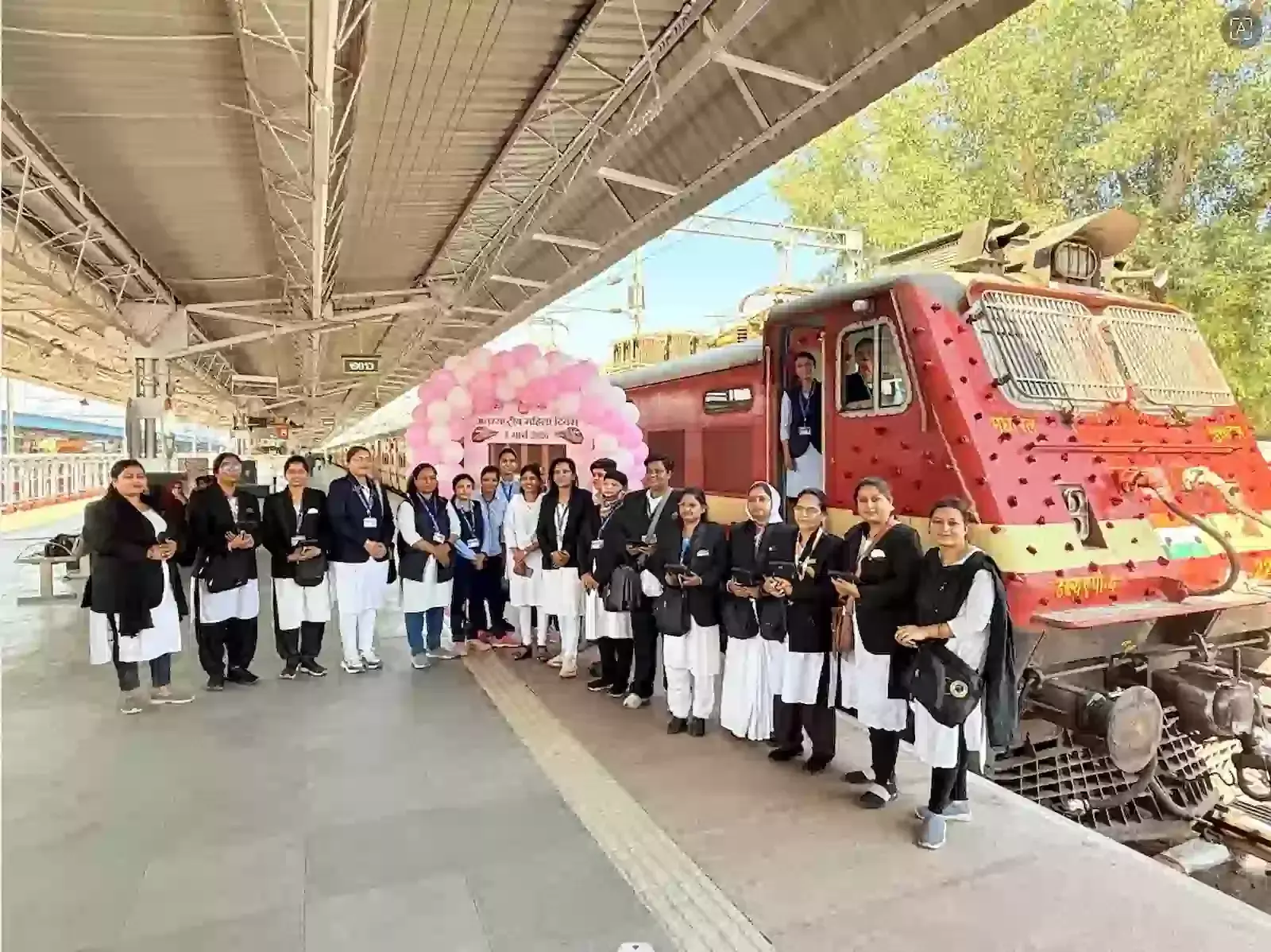 भुसावळ रेलवे स्टेशन पर महिला लोको पायलट और रेल प्रबंधक हरी झंडी दिखाकर ट्रेन रवाना करते हुए। भुसावळ रेलवे स्टेशन पर महिला लोको पायलट और रेल प्रबंधक हरी झंडी दिखाकर ट्रेन रवाना करते हुए।
