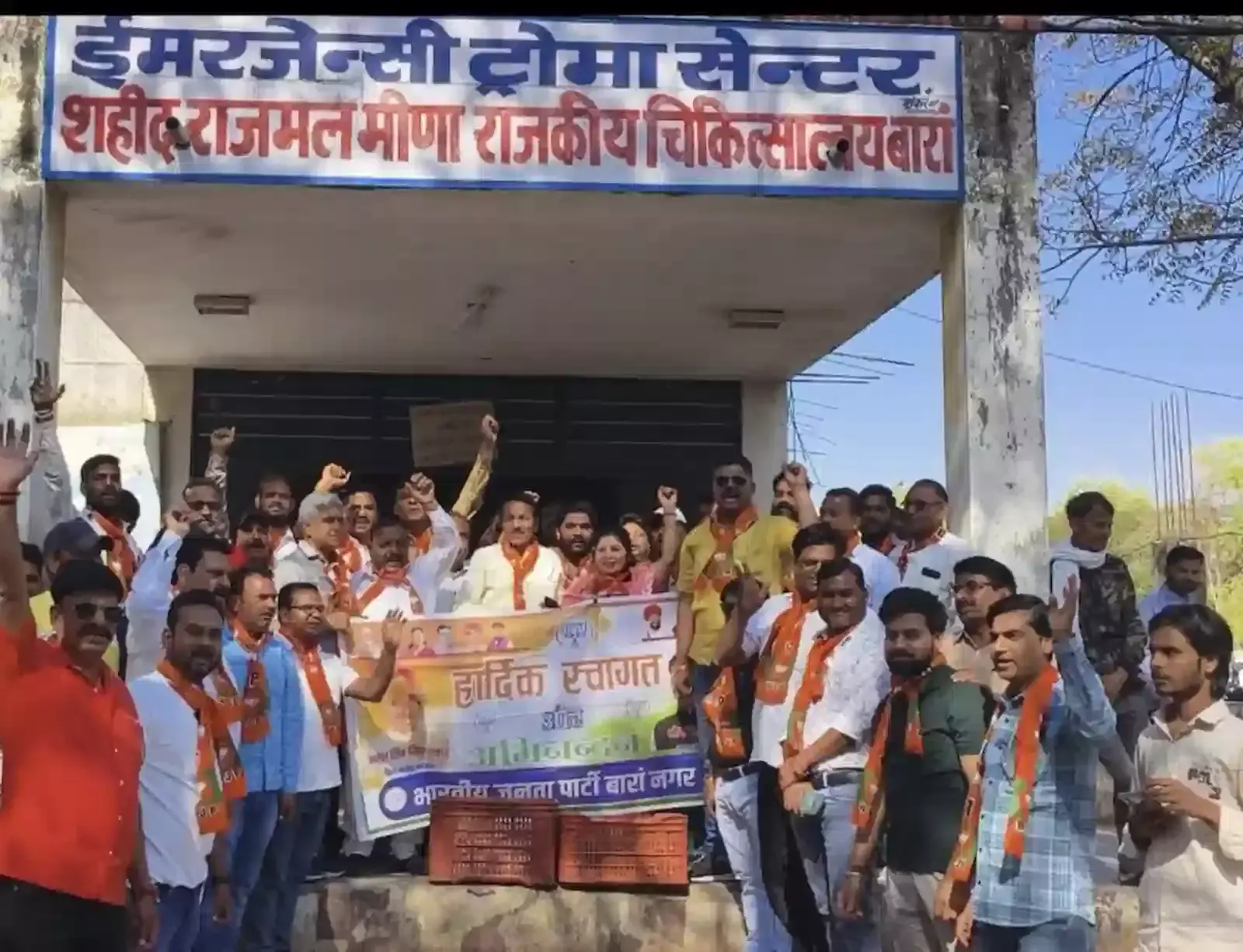 बारां जिला अस्पताल में भाजपा कार्यकर्ता मरीजों को फल वितरित कर वसुंधरा राजे का जन्मदिन मनाते हुए। बारां जिला अस्पताल में भाजपा कार्यकर्ता मरीजों को फल वितरित कर वसुंधरा राजे का जन्मदिन मनाते हुए।