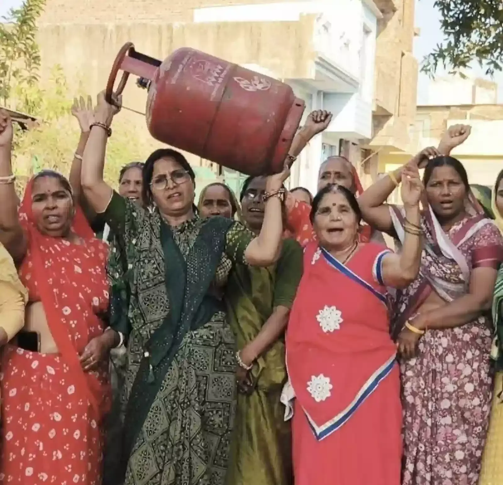 बारां जिला मुख्यालय पर रसोई गैस सिलेंडर लेकर प्रदर्शन करती महिला कांग्रेस कार्यकर्ता। बारां जिला मुख्यालय पर रसोई गैस सिलेंडर लेकर प्रदर्शन करती महिला कांग्रेस कार्यकर्ता।