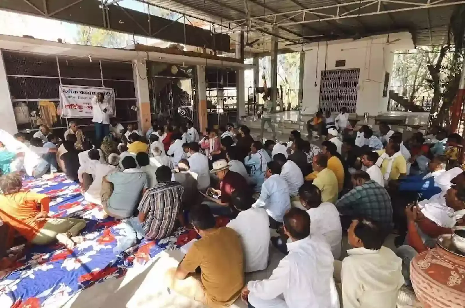 अटरू में कांग्रेस पार्टी की बैठक के दौरान मंच पर बैठे जिलाध्यक्ष हंसराज मीणा और कार्यकर्ता। अटरू में कांग्रेस पार्टी की बैठक के दौरान मंच पर बैठे जिलाध्यक्ष हंसराज मीणा और कार्यकर्ता।