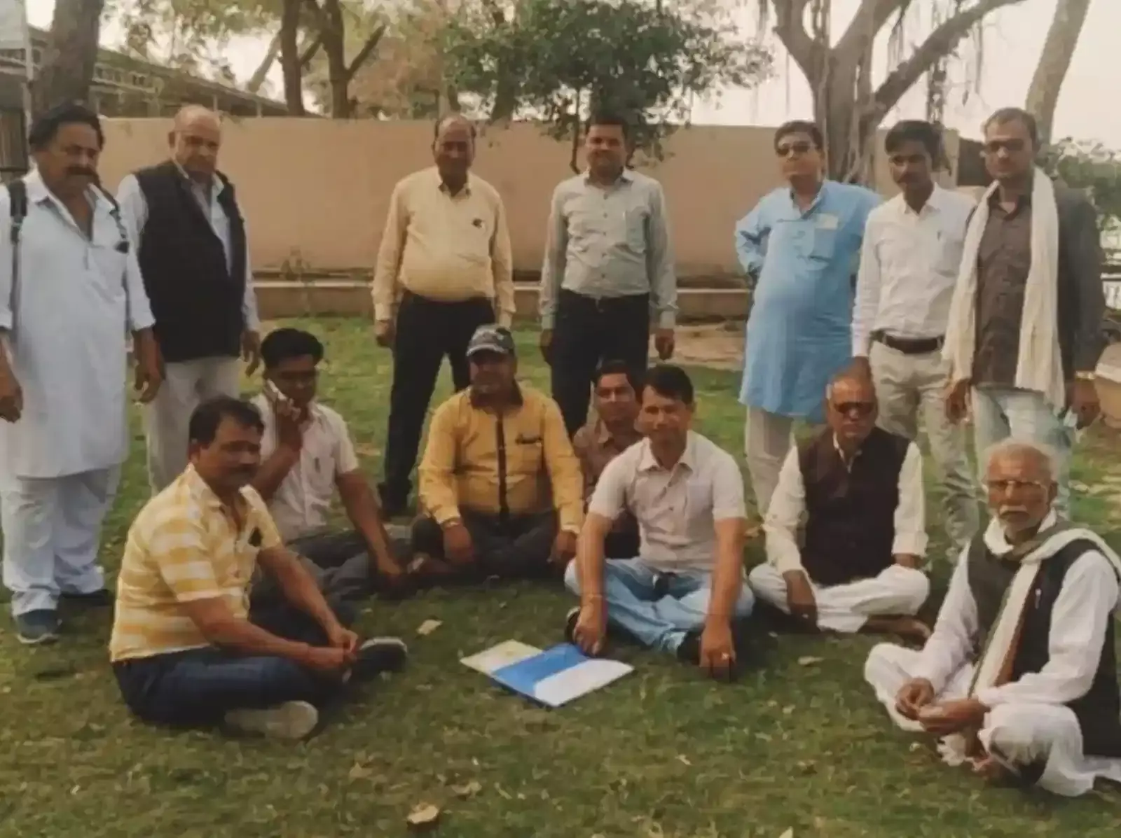 बारां के पब्लिक पार्क में बैठक करते हुए राशन डीलर और आंदोलन समिति के सदस्य आगामी रणनीति पर चर्चा कर रहे हैं। बारां के पब्लिक पार्क में बैठक करते हुए राशन डीलर और आंदोलन समिति के सदस्य आगामी रणनीति पर चर्चा कर रहे हैं।