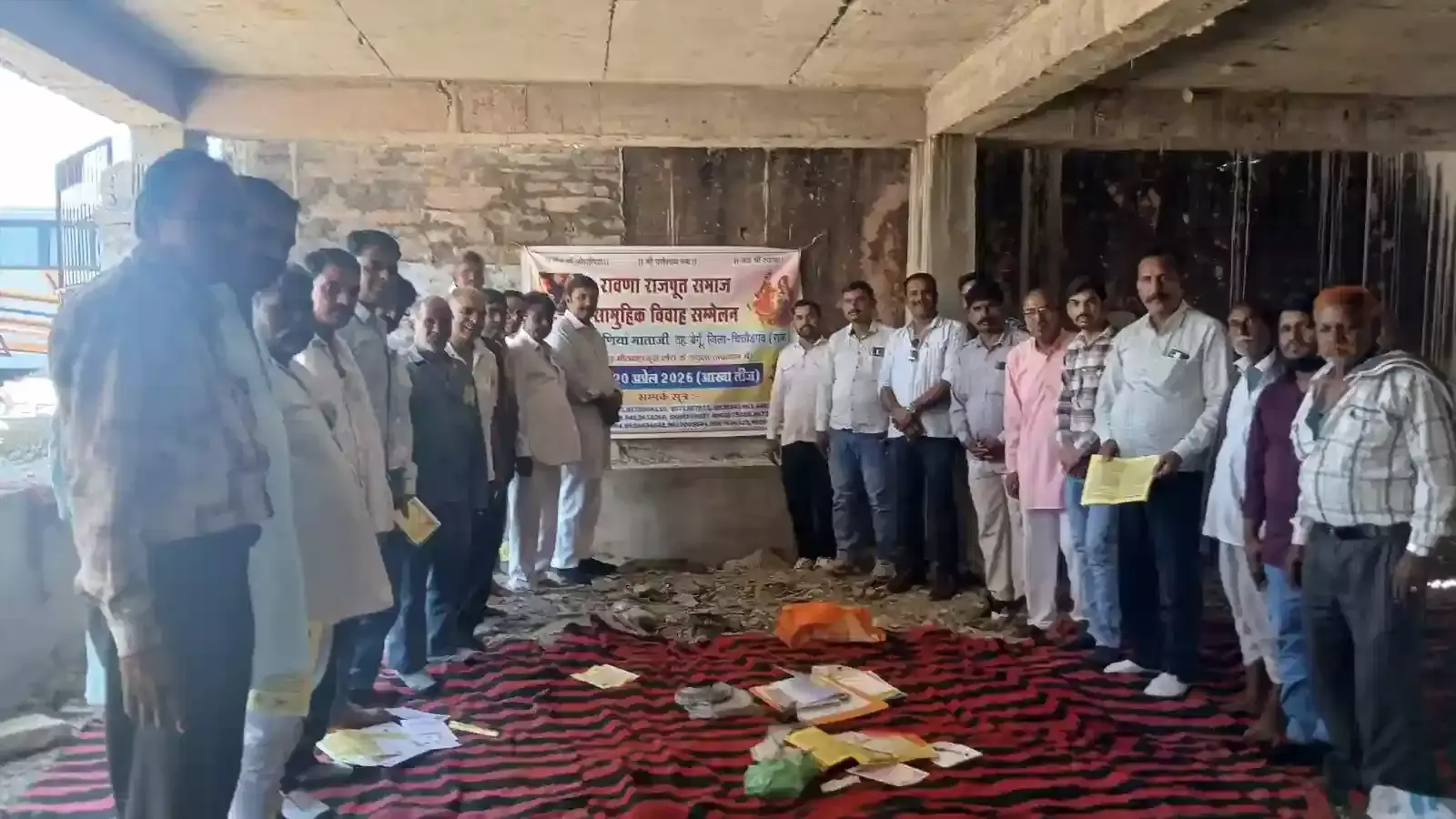 जोगणिया माता जी समाज धर्मशाला में सामूहिक विवाह सम्मेलन की बैठक के दौरान उपस्थित रावणा राजपूत समाज के सदस्य।