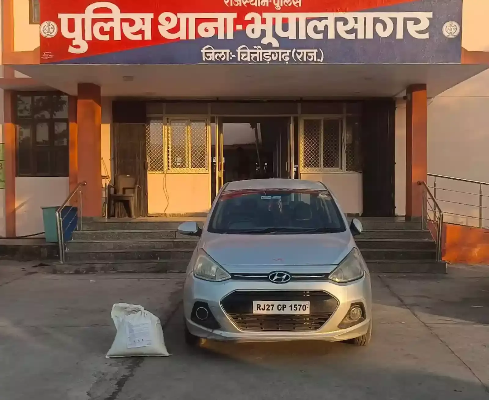 भूपालसागर पुलिस टीम सदीपुरा सरहद पर जब्त किए गए अवैध डोडाचूरा और कार के साथ खड़ी है।