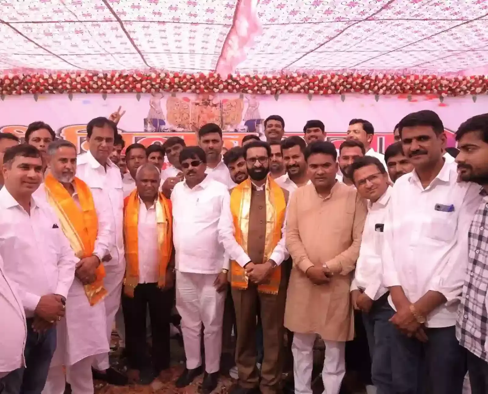 चित्तौड़गढ़ के श्रीनाथ गार्डन में विधायक चंद्रभान सिंह आक्या और कार्यकर्ता फूलों की होली खेलते हुए दिखाई दे रहे हैं।