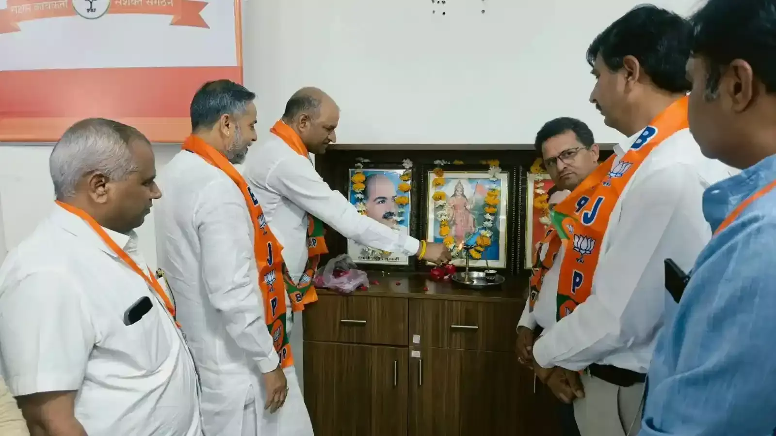 चित्तौड़गढ़ भाजपा कार्यालय में दीप प्रज्ज्वलित कर महाप्रशिक्षण अभियान की बैठक का शुभारंभ करते सांसद और विधायक।