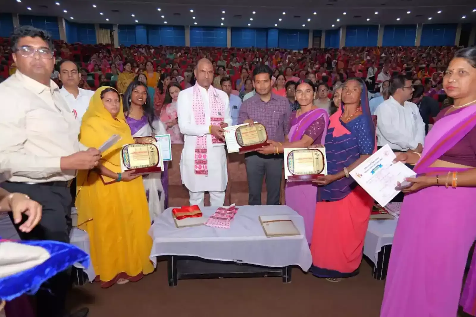 चित्तौड़गढ़ के ऑडिटोरियम में अंतरराष्ट्रीय महिला दिवस समारोह के दौरान मंच पर बैठे अतिथि और अधिकारी।