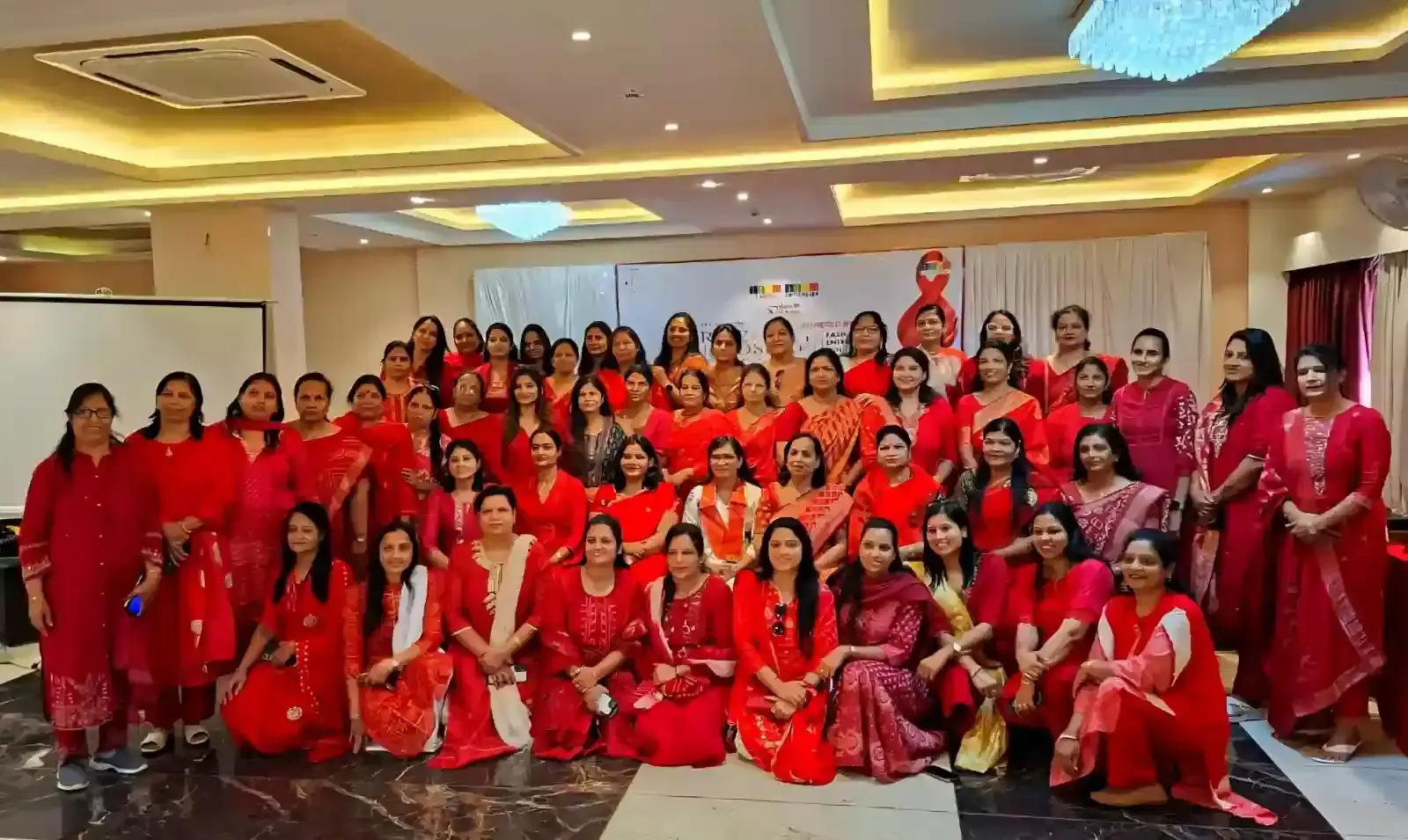 चित्तौड़गढ़ में सड़क पर लाइन से खड़ी जागरूकता संदेश लिखी सफेद कारें और प्रतिभागी महिलाएं। चित्तौड़गढ़ में सड़क पर लाइन से खड़ी जागरूकता संदेश लिखी सफेद कारें और प्रतिभागी महिलाएं।