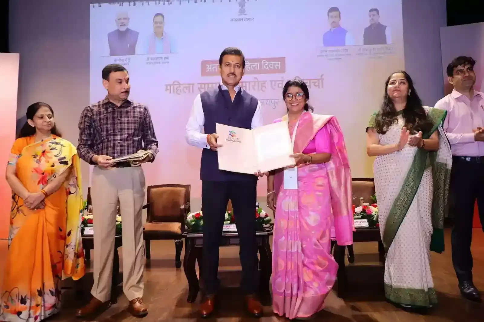 जयपुर में अंतरराष्ट्रीय महिला दिवस समारोह के दौरान महिला उद्यमियों को सम्मानित करते हुए मंत्री कर्नल राज्यवर्धन राठौड़। जयपुर में अंतरराष्ट्रीय महिला दिवस समारोह के दौरान महिला उद्यमियों को सम्मानित करते हुए मंत्री कर्नल राज्यवर्धन राठौड़।