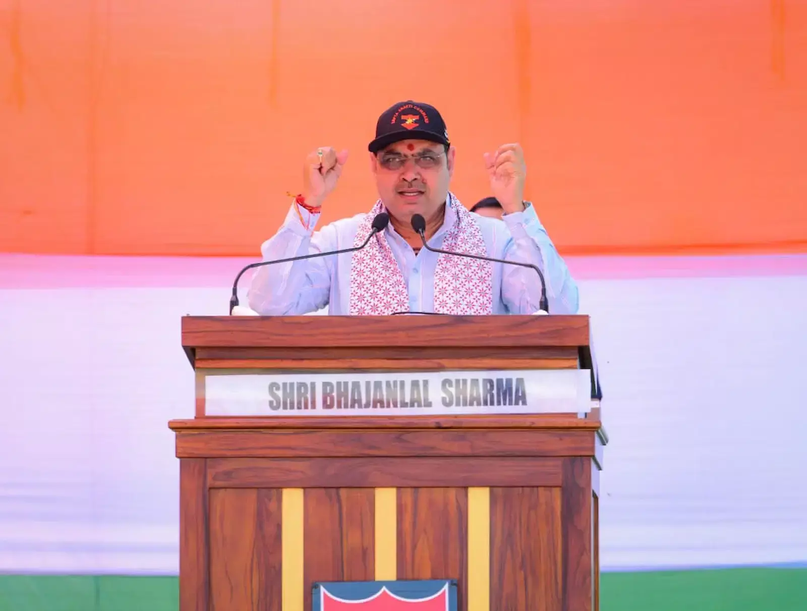 चूरू के जिला खेल स्टेडियम में गौरव सेनानी समारोह के दौरान पूर्व सैनिकों को सम्मानित करते मुख्यमंत्री भजनलाल शर्मा। चूरू के जिला खेल स्टेडियम में गौरव सेनानी समारोह के दौरान पूर्व सैनिकों को सम्मानित करते मुख्यमंत्री भजनलाल शर्मा।