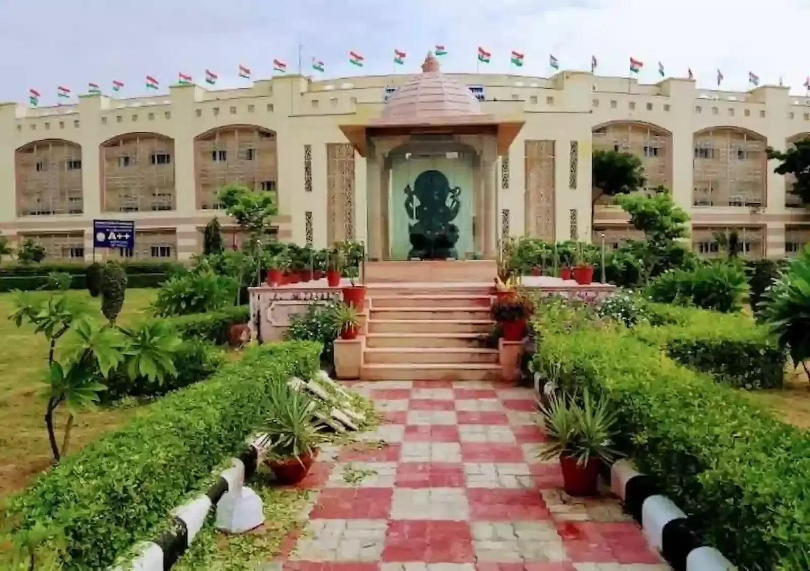 राजस्थान केंद्रीय विश्वविद्यालय परिसर में आयोजित स्थापना दिवस एवं महिला दिवस समारोह के दौरान उपस्थित अतिथि और प्रतिभागी। राजस्थान केंद्रीय विश्वविद्यालय परिसर में आयोजित स्थापना दिवस एवं महिला दिवस समारोह के दौरान उपस्थित अतिथि और प्रतिभागी।
