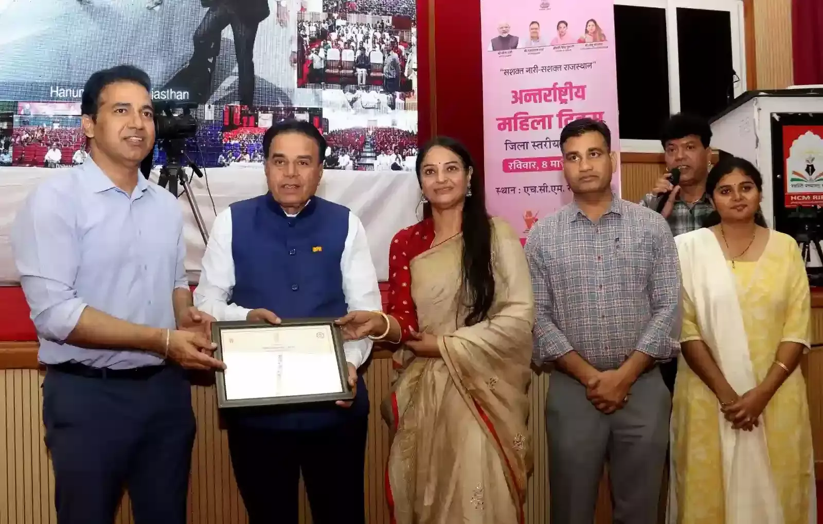 जयपुर में अंतरराष्ट्रीय महिला दिवस समारोह के दौरान मंच पर बैठे मुख्य अतिथि और सभागार में उपस्थित महिलाएं। जयपुर में अंतरराष्ट्रीय महिला दिवस समारोह के दौरान मंच पर बैठे मुख्य अतिथि और सभागार में उपस्थित महिलाएं।