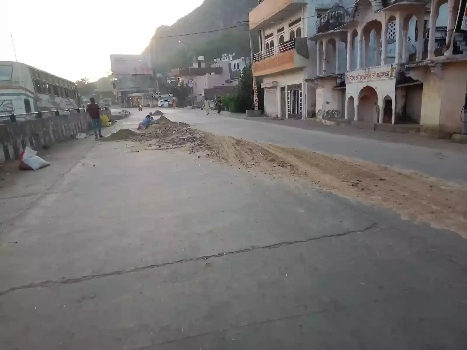 सवाई माधोपुर में खनन विभाग की सरकारी गाड़ी और अवैध बजरी परिवहन करते ट्रैक्टर का दृश्य। सवाई माधोपुर में खनन विभाग की सरकारी गाड़ी और अवैध बजरी परिवहन करते ट्रैक्टर का दृश्य।