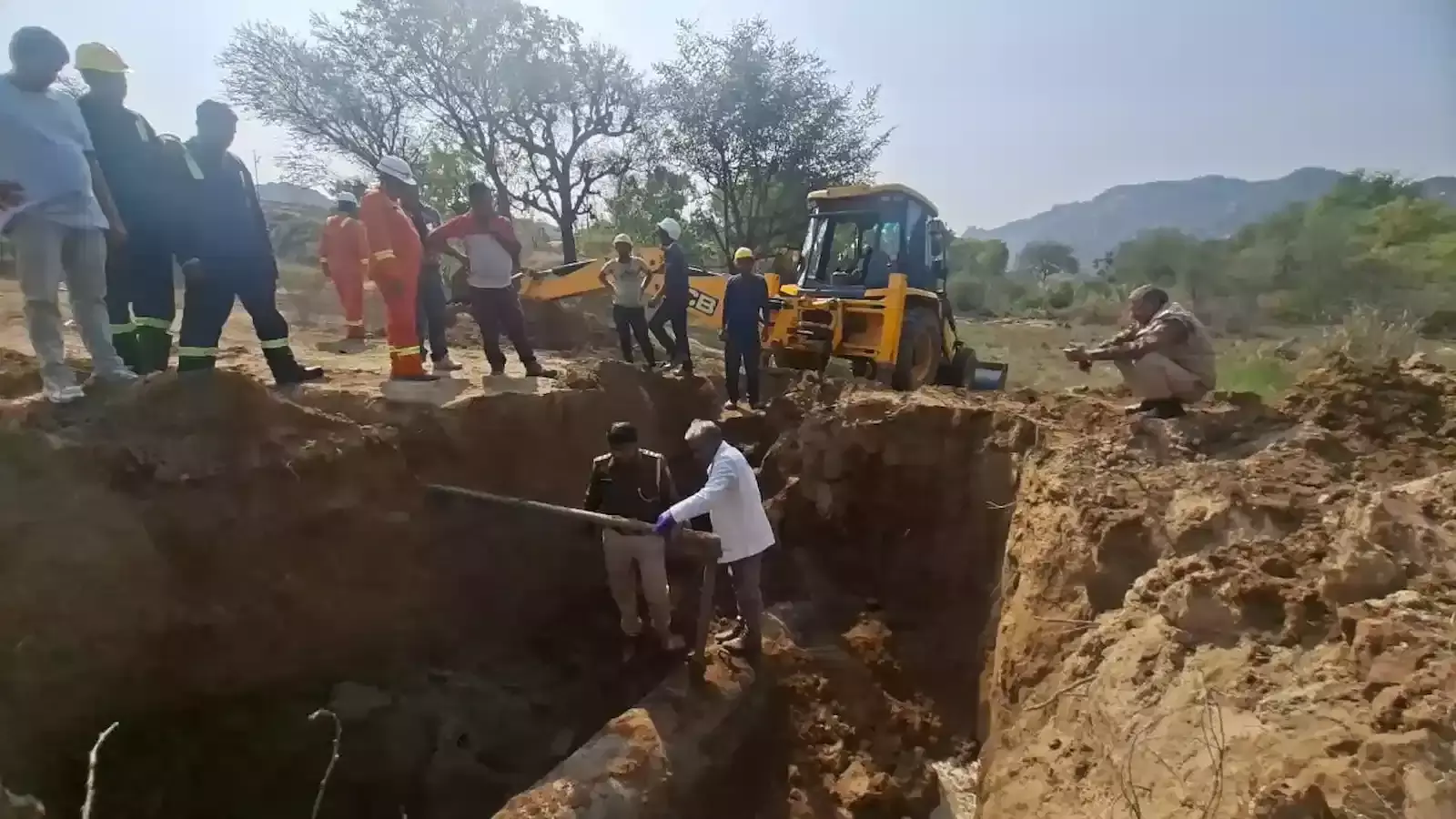 सेंदड़ा में आईओसी पाइपलाइन के पास पुलिस और पकड़े गए आरोपियों की जांच पड़ताल वाली तस्वीर। सेंदड़ा में आईओसी पाइपलाइन के पास पुलिस और पकड़े गए आरोपियों की जांच पड़ताल वाली तस्वीर।