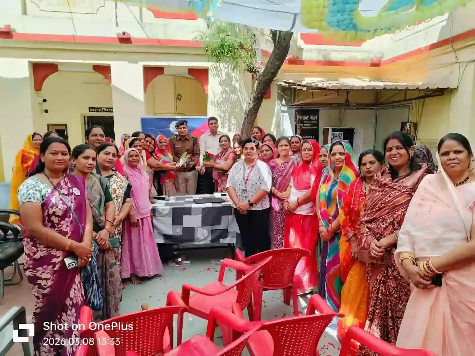 ब्यावर पुलिस थाना परिसर में जिला पुलिस अधीक्षक और सुरक्षा सखियां महिला दिवस बैठक के दौरान उपस्थित। ब्यावर पुलिस थाना परिसर में जिला पुलिस अधीक्षक और सुरक्षा सखियां महिला दिवस बैठक के दौरान उपस्थित।
