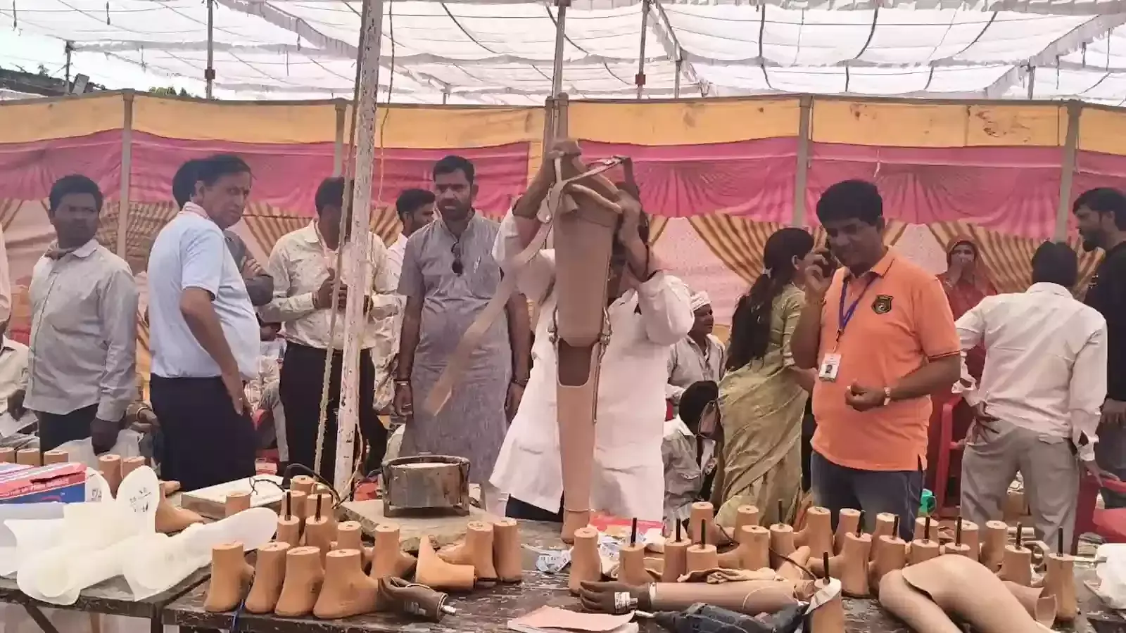 प्रतापगढ़ में आयोजित शिविर में विशेषज्ञ टीम दिव्यांग व्यक्ति को कृत्रिम अंग और सहायक उपकरण वितरित करते हुए। प्रतापगढ़ में आयोजित शिविर में विशेषज्ञ टीम दिव्यांग व्यक्ति को कृत्रिम अंग और सहायक उपकरण वितरित करते हुए।