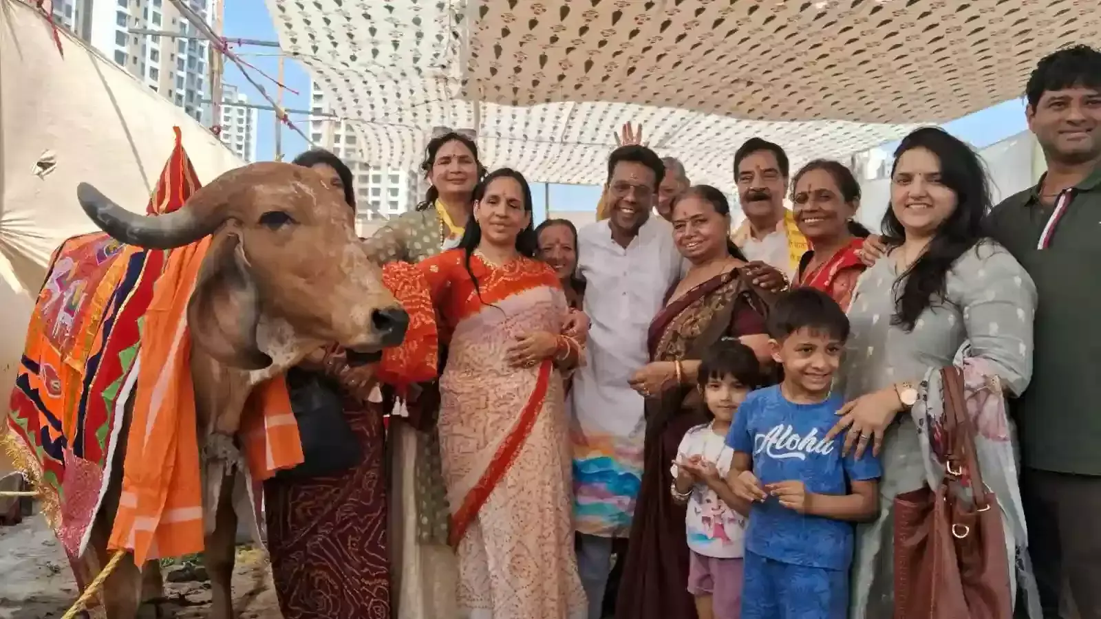 नायगांव के जू चंद्र में श्री नारायणी गौशाला परिसर में भूमि पूजन करते हुए ट्रस्टी और श्रद्धालु उपस्थित हैं। नायगांव के जू चंद्र में श्री नारायणी गौशाला परिसर में भूमि पूजन करते हुए ट्रस्टी और श्रद्धालु उपस्थित हैं।