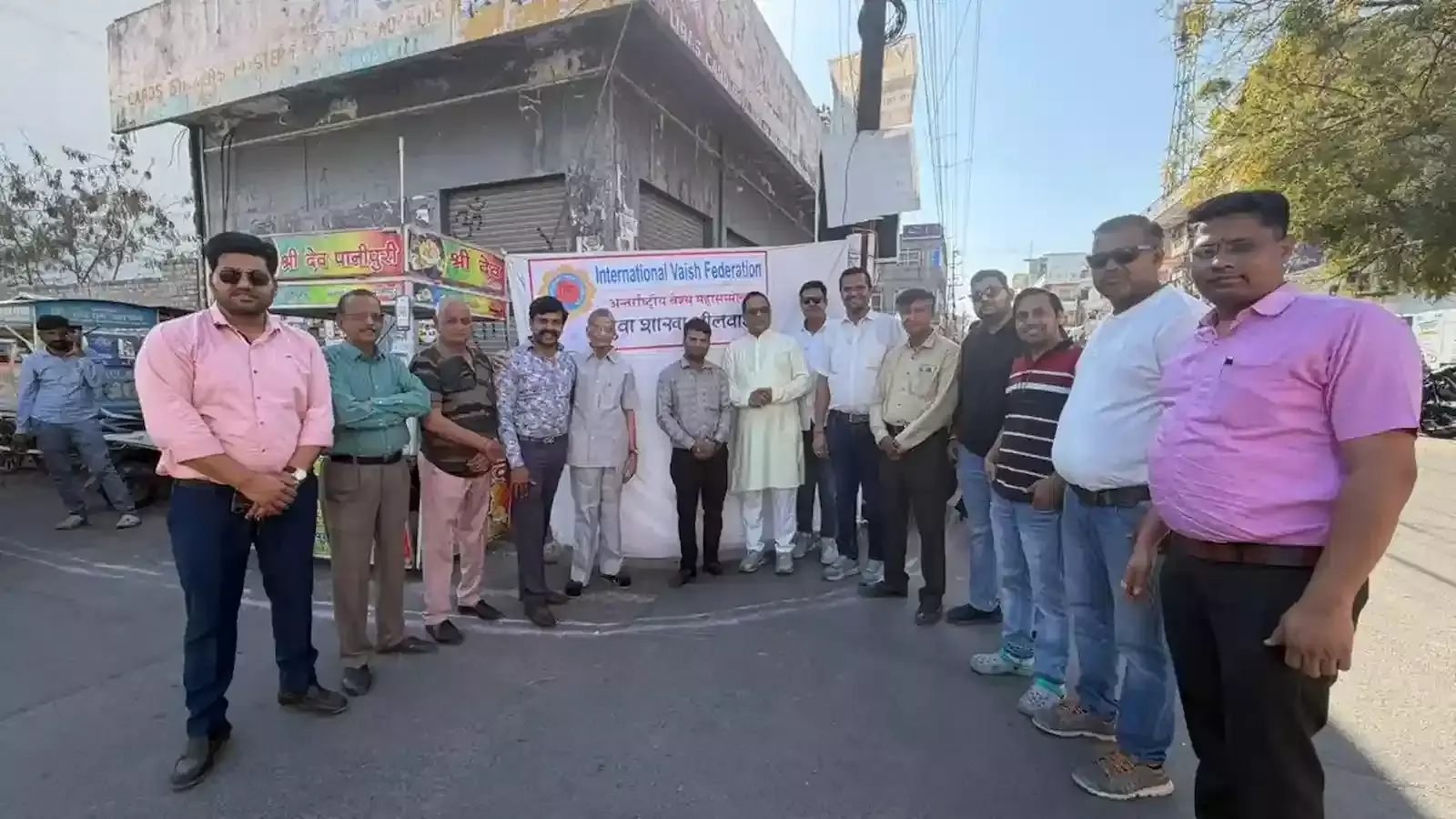 भीलवाड़ा में शक्ति वाहिनी महिला वाहन रैली का स्वागत करते अंतर्राष्ट्रीय वैश्य फेडरेशन के पदाधिकारी और कार्यकर्ता। भीलवाड़ा में शक्ति वाहिनी महिला वाहन रैली का स्वागत करते अंतर्राष्ट्रीय वैश्य फेडरेशन के पदाधिकारी और कार्यकर्ता।