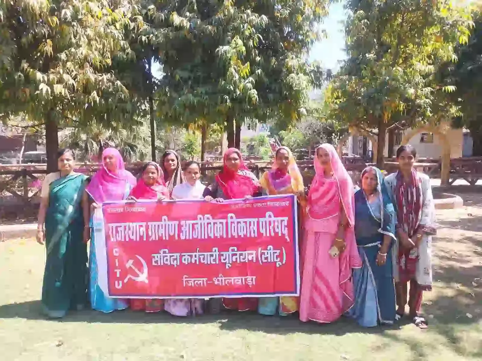 भीलवाड़ा के मुखर्जी पार्क में अंतर्राष्ट्रीय महिला दिवस पर प्रदर्शन करतीं सीटू यूनियन और आजीविका संविदा महिला कर्मचारी। भीलवाड़ा के मुखर्जी पार्क में अंतर्राष्ट्रीय महिला दिवस पर प्रदर्शन करतीं सीटू यूनियन और आजीविका संविदा महिला कर्मचारी।