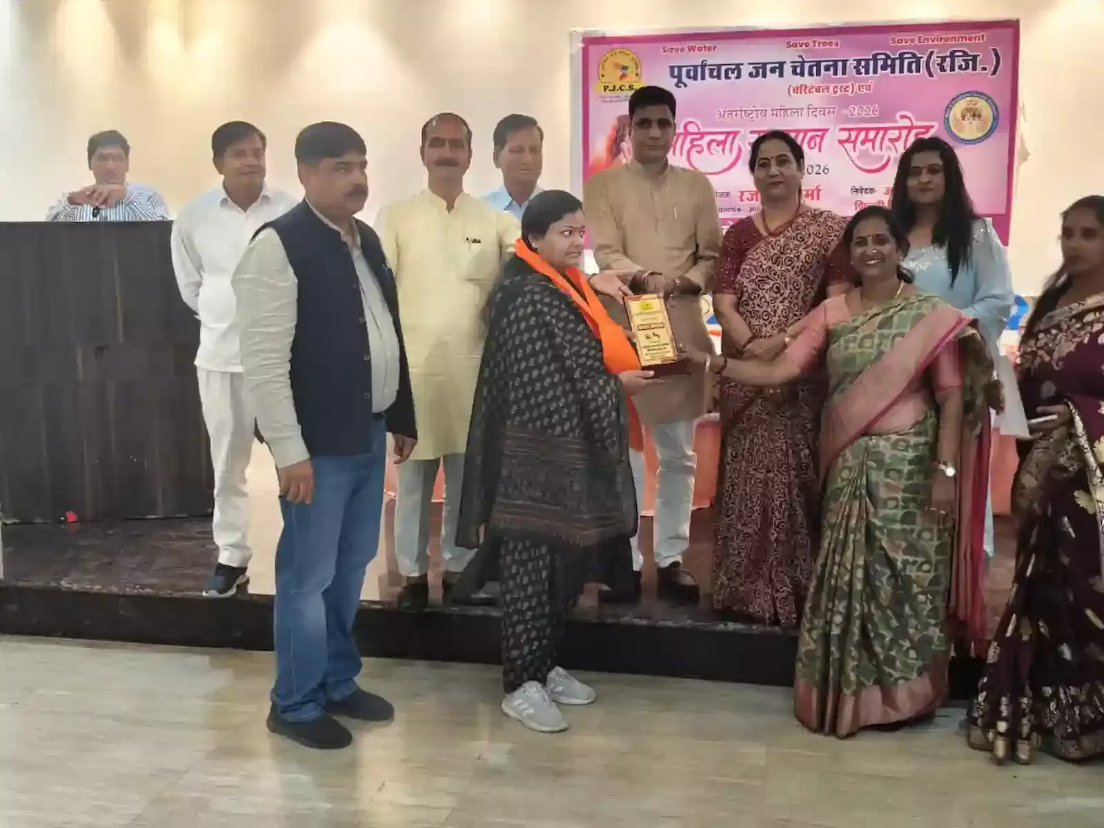 भीलवाड़ा के सभागार में मंचासीन अतिथियों द्वारा महिला दिवस समारोह का दीप प्रज्ज्वलित कर विधिवत शुभारंभ किया जा रहा है। भीलवाड़ा के सभागार में मंचासीन अतिथियों द्वारा महिला दिवस समारोह का दीप प्रज्ज्वलित कर विधिवत शुभारंभ किया जा रहा है।