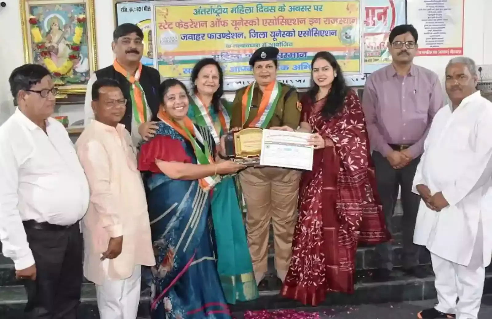भीलवाड़ा के वरिष्ठ नागरिक भवन में अतिथियों द्वारा महिलाओं को यूनेस्को सम्मान पत्र भेंट करते हुए दृश्य। भीलवाड़ा के वरिष्ठ नागरिक भवन में अतिथियों द्वारा महिलाओं को यूनेस्को सम्मान पत्र भेंट करते हुए दृश्य।