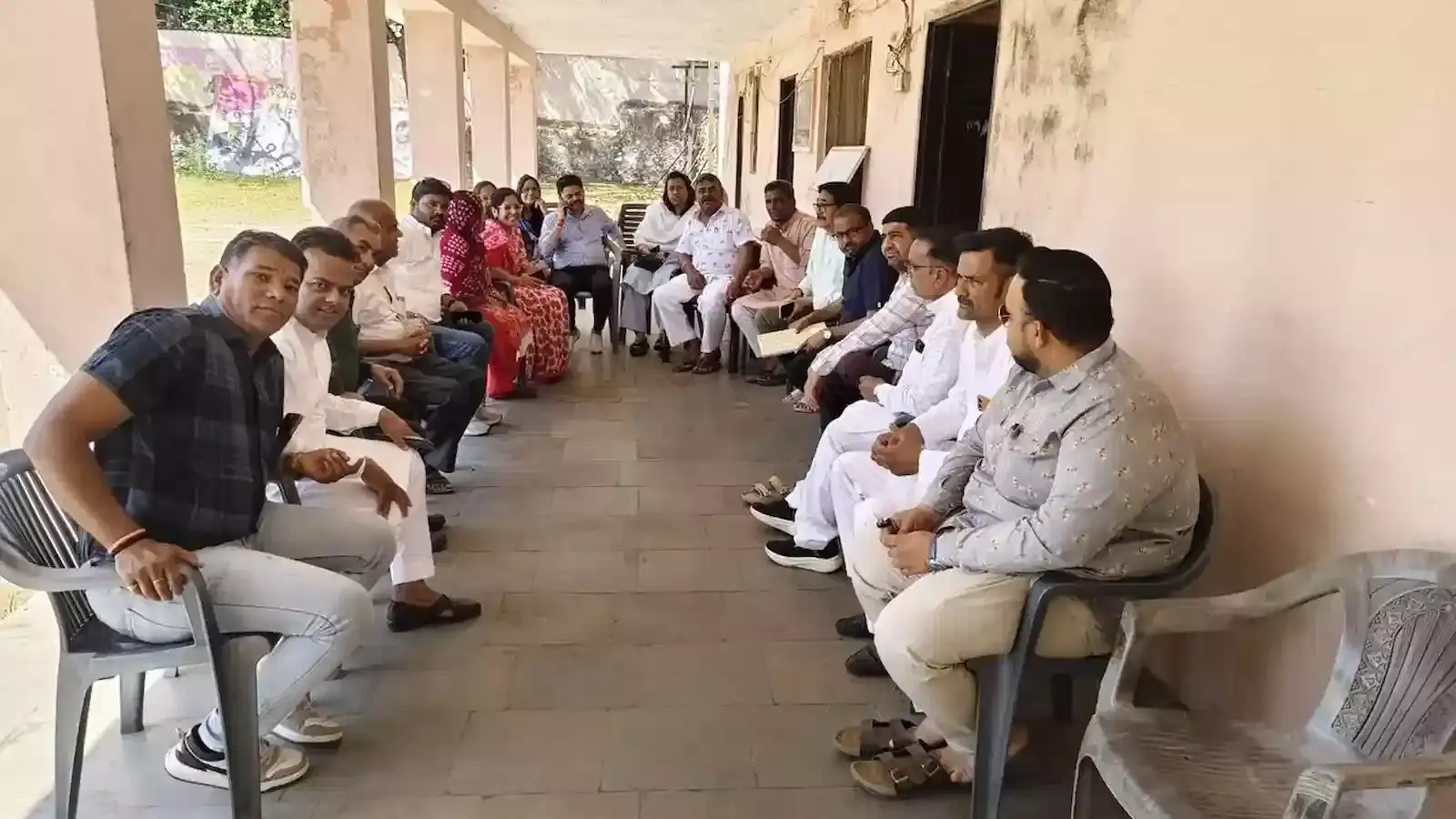 भीलवाड़ा के गांधी भवन में जिला कांग्रेस अध्यक्ष शिवराम जीपी खटीक और कार्यकर्ता बैठक में चर्चा करते हुए। भीलवाड़ा के गांधी भवन में जिला कांग्रेस अध्यक्ष शिवराम जीपी खटीक और कार्यकर्ता बैठक में चर्चा करते हुए।