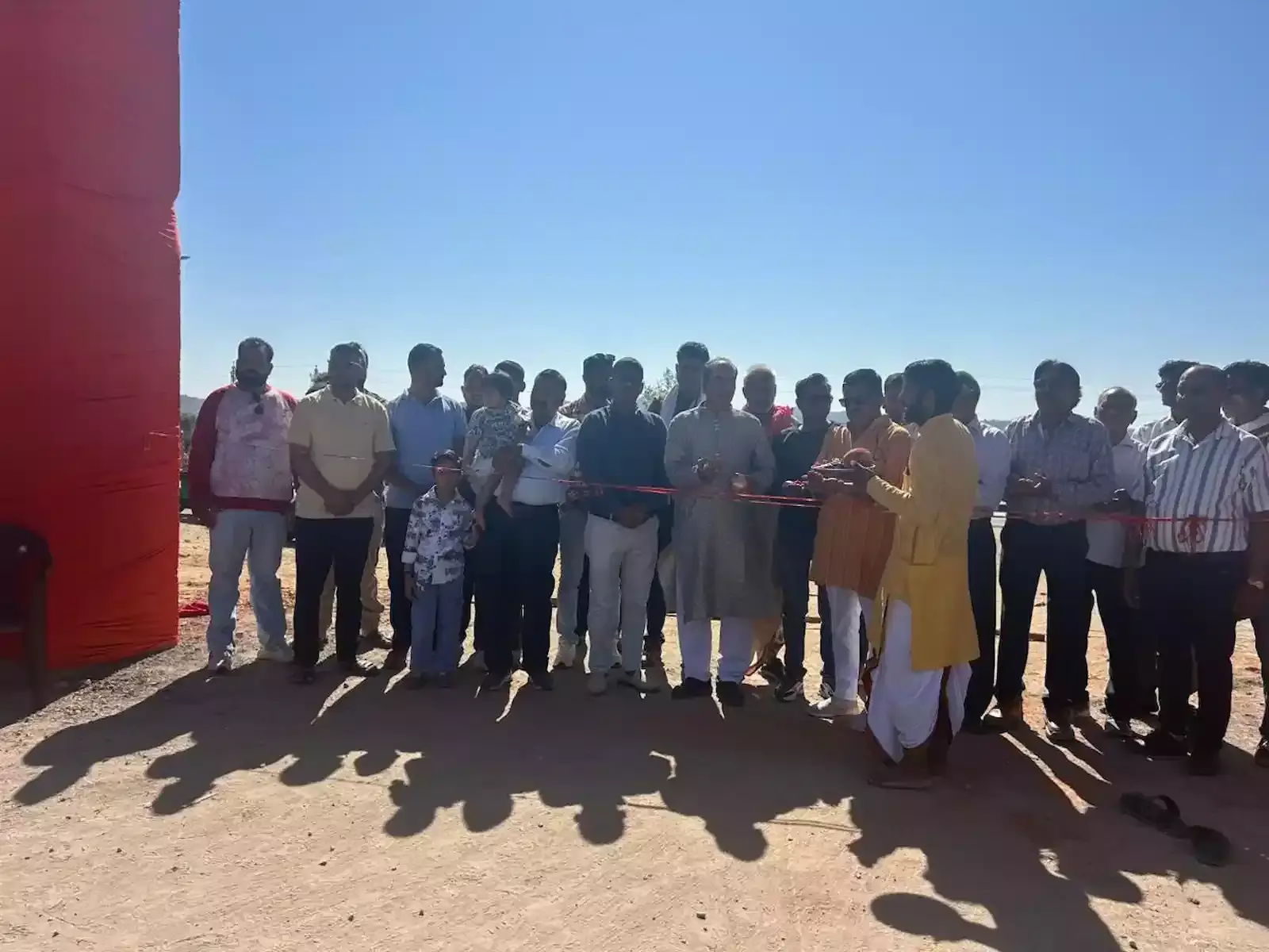 भीलवाड़ा के कारोई स्थित सांवरिया हनुमान मंदिर में पाटोत्सव के दौरान लेटे हुए हनुमानजी की प्रतिमा के दर्शन करते श्रद्धालु और अतिथि। भीलवाड़ा के कारोई स्थित सांवरिया हनुमान मंदिर में पाटोत्सव के दौरान लेटे हुए हनुमानजी की प्रतिमा के दर्शन करते श्रद्धालु और अतिथि।