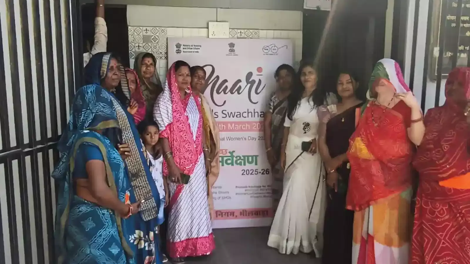 भीलवाड़ा के आजाद चौक में महिला दिवस कार्यक्रम के दौरान स्वच्छता की शपथ लेती महिलाएं। भीलवाड़ा के आजाद चौक में महिला दिवस कार्यक्रम के दौरान स्वच्छता की शपथ लेती महिलाएं।
