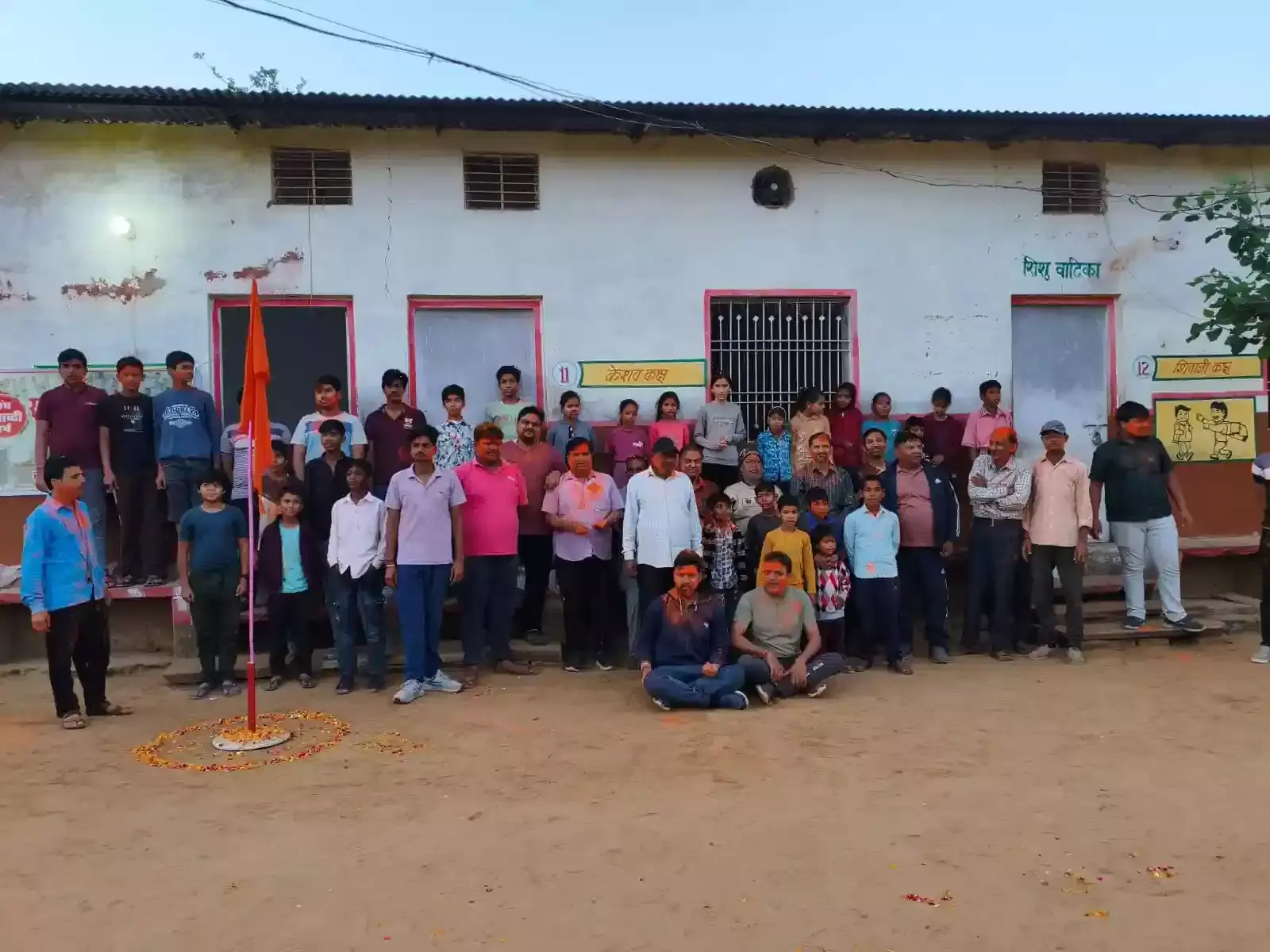 भुसावर के श्री रघुनाथ सेठ गार्डन में भगवा ध्वज के पास होली खेलते और प्रदर्शन करते आरएसएस स्वयंसेवक
