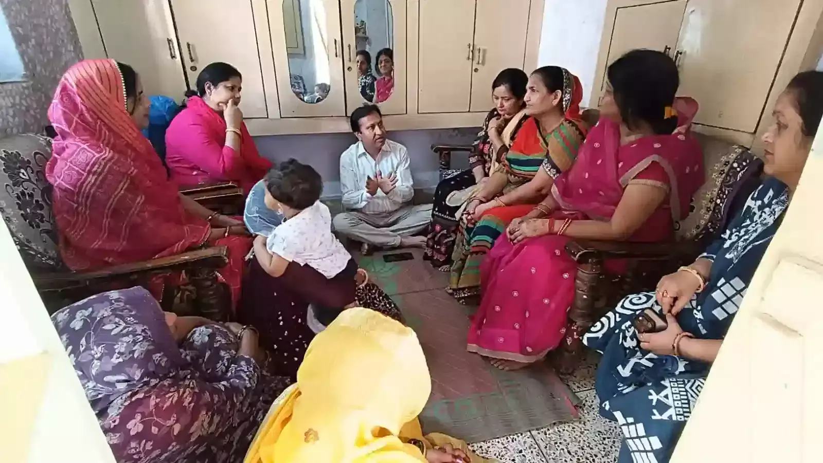 भरतपुर की जनता कॉलोनी में आरयूआईडीपी अधिकारी अंतरराष्ट्रीय महिला दिवस पर महिलाओं के साथ गोष्ठी करते हुए।