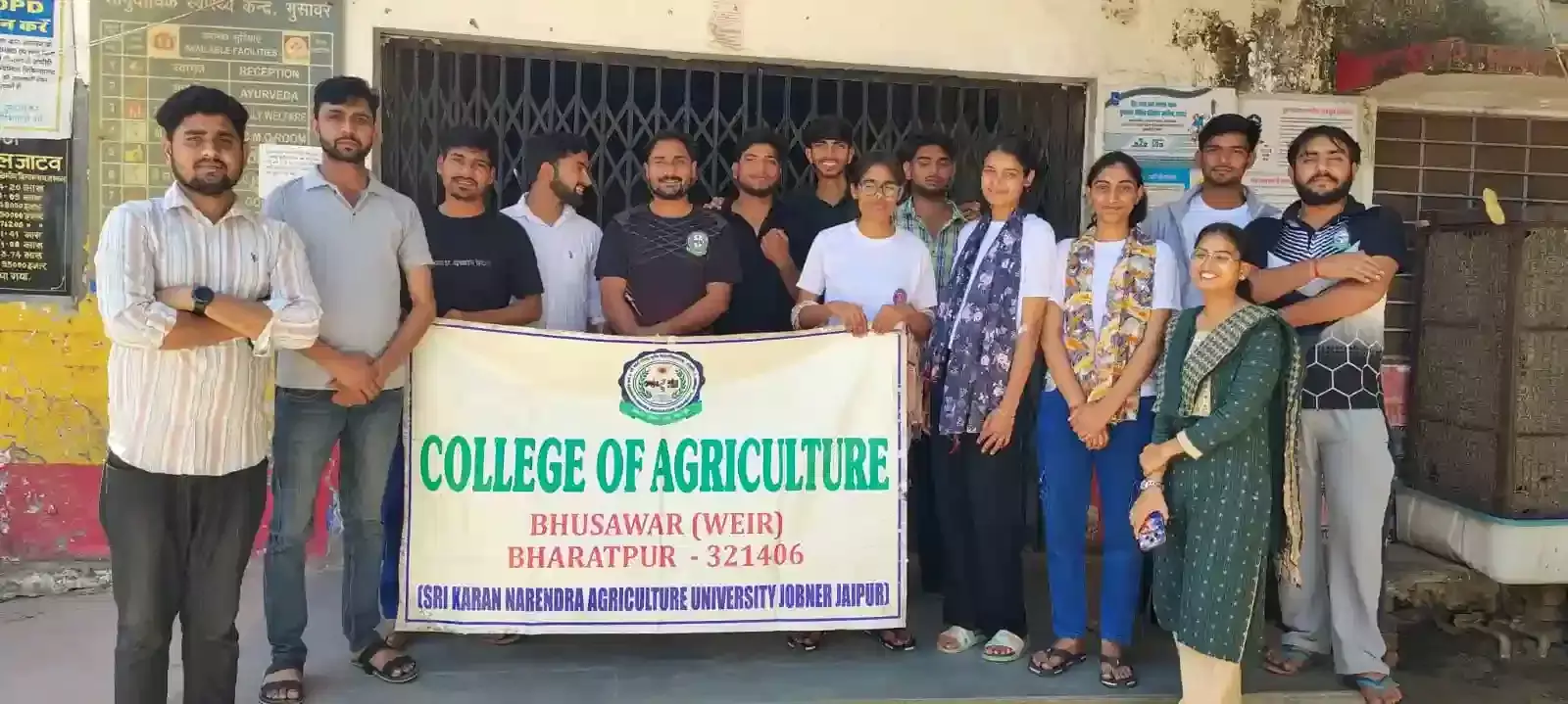 राजकीय चिकित्सालय भुसावर में अंतरराष्ट्रीय महिला दिवस पर रक्तदान करते कृषि महाविद्यालय के छात्र