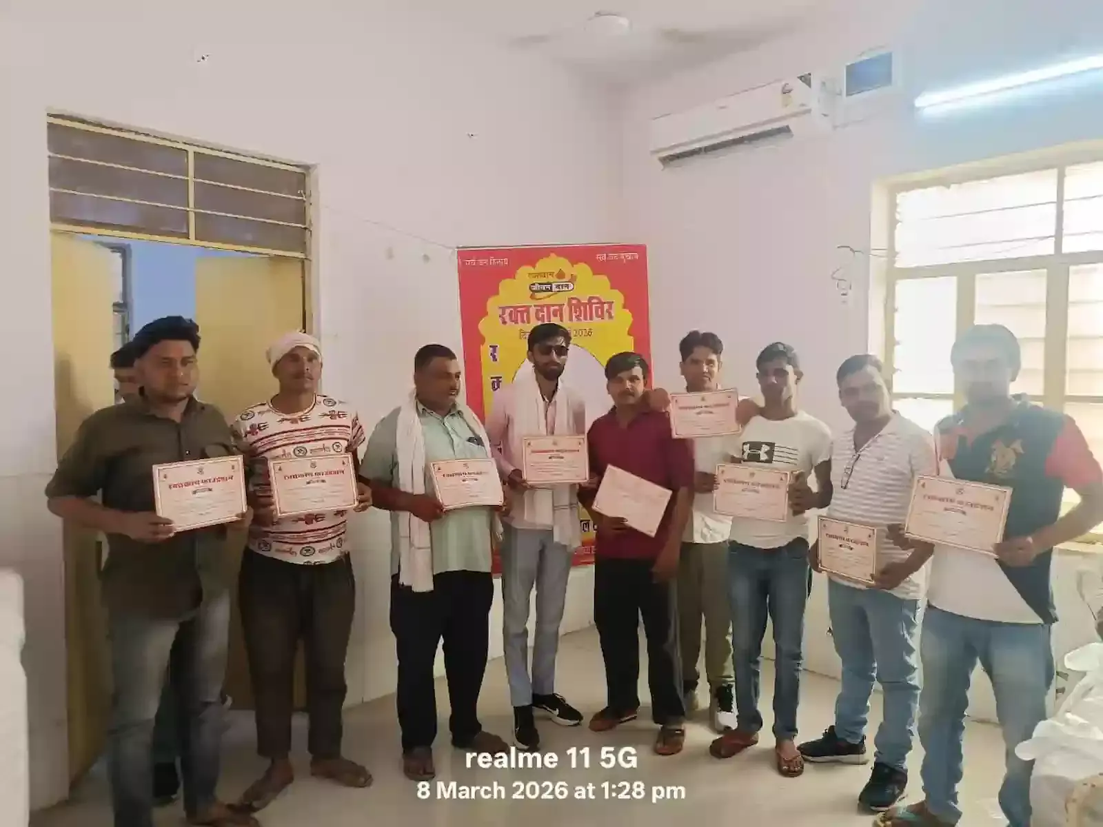 भुसावर थाना पुलिस की टीम सड़क दुर्घटना के आरोपी स्थाई वारंटी को गिरफ्तार कर ले जाते हुए।