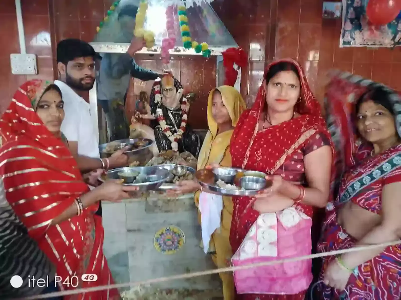 भुसावर के प्राचीन शीतला माता मंदिर प्रांगण में बास्योड़ा पर्व पर पूजा करते श्रद्धालु और सजा हुआ मंदिर परिसर।