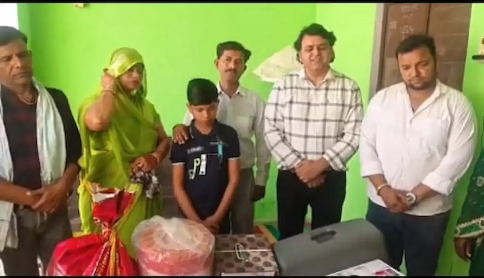 डीग के बहज में गरीब कन्या विवाह के दौरान पूनम शर्मा और भामाशाह परिवार को घरेलू सामान भेंट करते हुए।