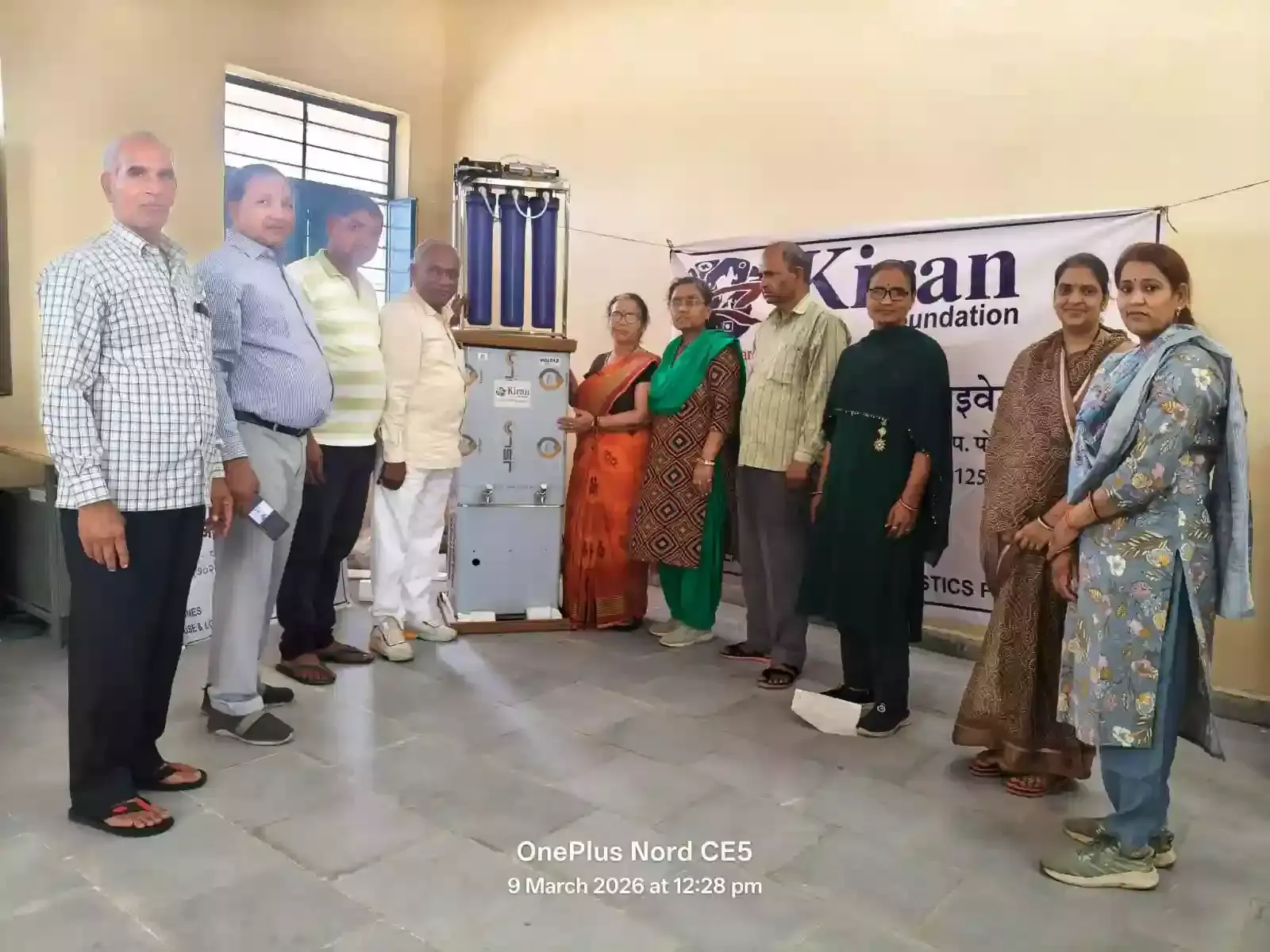 छौंकरवाडा कलां के राजकीय बालिका विद्यालय में लगा नया आरओ वाटर कूलर और उपस्थित अतिथी।