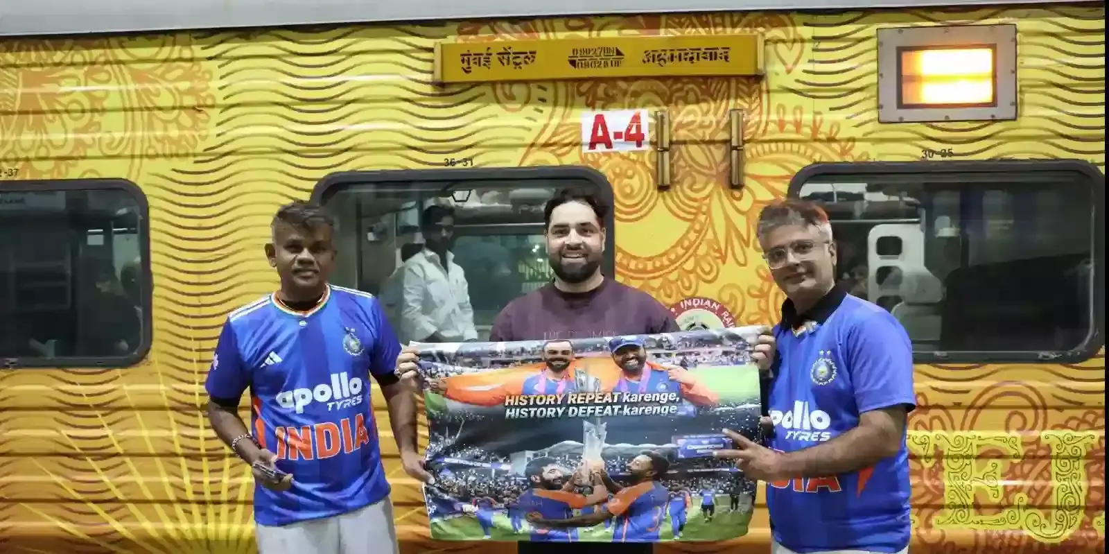 अहमदाबाद रेलवे स्टेशन के प्लेटफॉर्म पर खड़ी विशेष ट्रेन और सफर के लिए एकत्रित हुए क्रिकेट प्रशंसक। अहमदाबाद रेलवे स्टेशन के प्लेटफॉर्म पर खड़ी विशेष ट्रेन और सफर के लिए एकत्रित हुए क्रिकेट प्रशंसक।