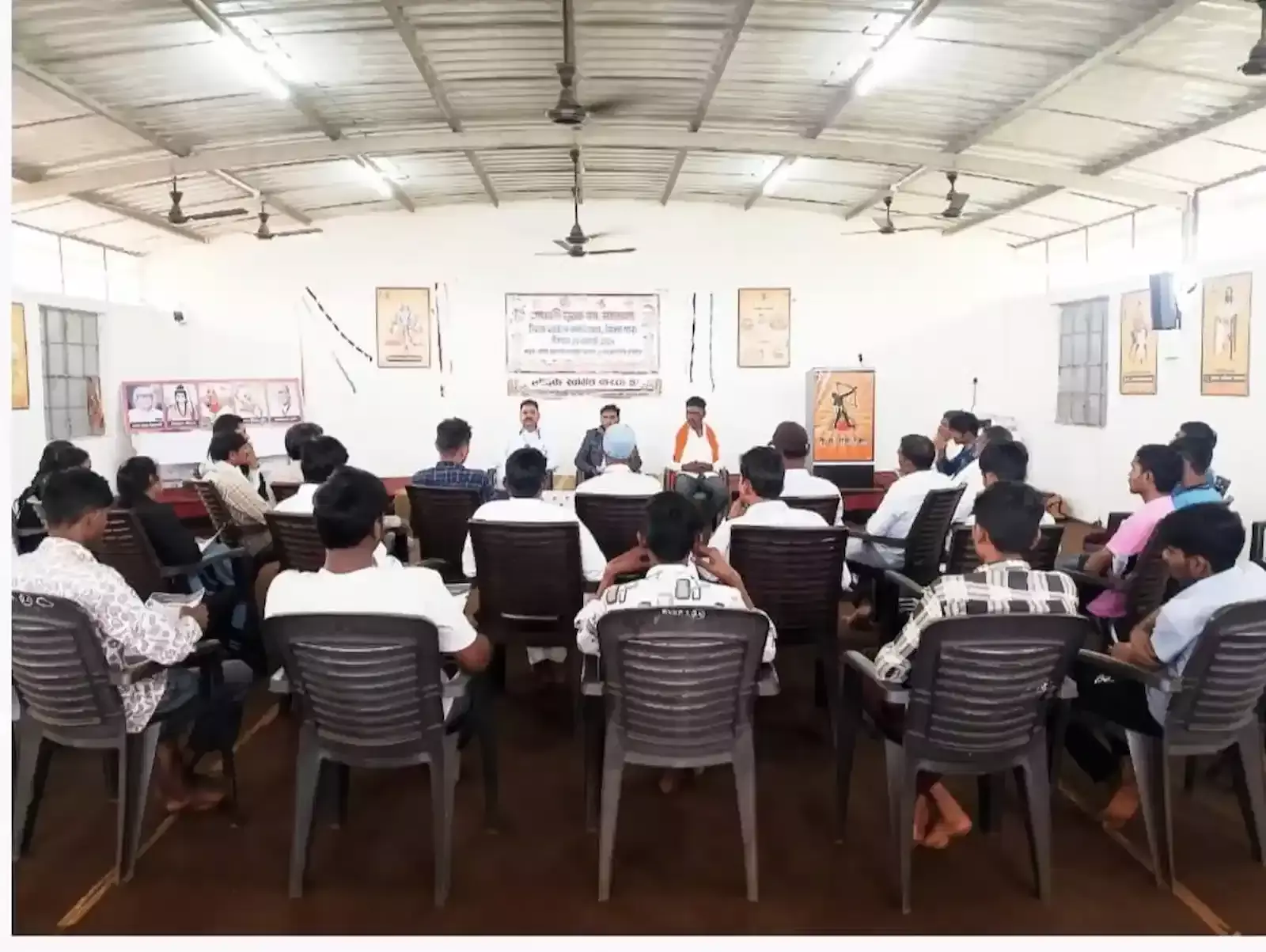 केलवाड़ा में वनवासी कल्याण आश्रम की बैठक में राष्ट्रपति के अपमान के विरोध में उपस्थित पदाधिकारी और सदस्य। केलवाड़ा में वनवासी कल्याण आश्रम की बैठक में राष्ट्रपति के अपमान के विरोध में उपस्थित पदाधिकारी और सदस्य।