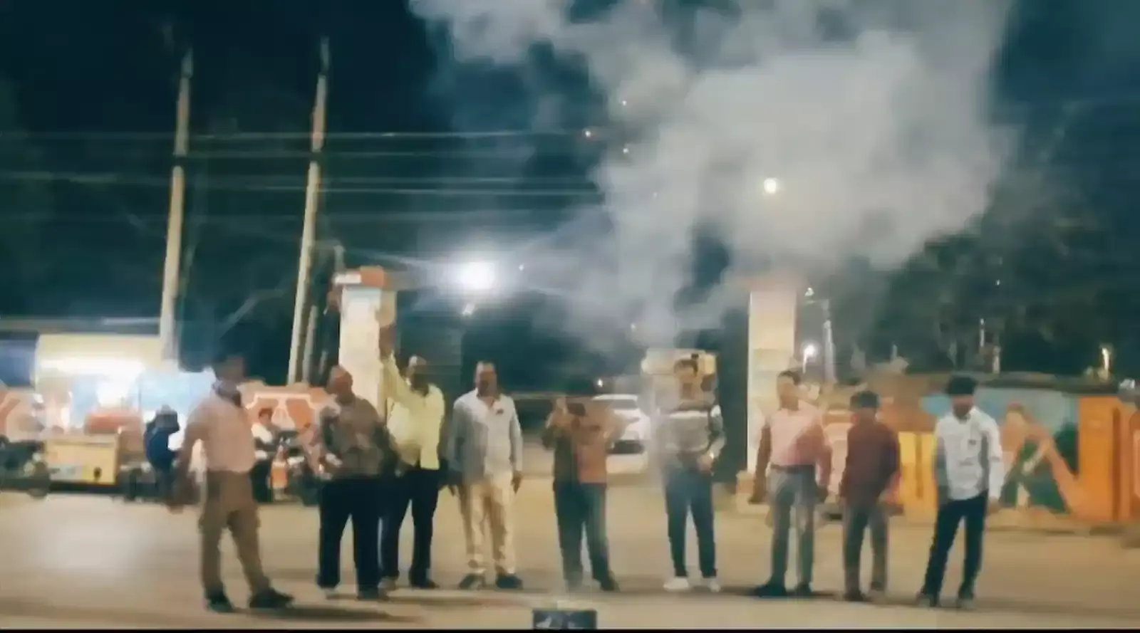 बारां के श्री राम स्टेडियम के सामने टी-20 वर्ल्ड कप जीत की खुशी में आतिशबाजी करते लोग। बारां के श्री राम स्टेडियम के सामने टी-20 वर्ल्ड कप जीत की खुशी में आतिशबाजी करते लोग।