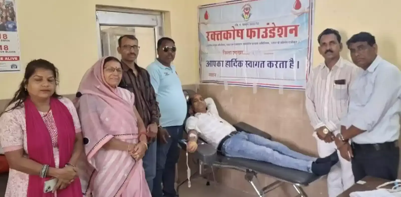 बारां राजकीय ब्लड बैंक में महिला दिवस पर रक्तदान करते हुए रक्तकोष फाउंडेशन के कार्यकर्ता। बारां राजकीय ब्लड बैंक में महिला दिवस पर रक्तदान करते हुए रक्तकोष फाउंडेशन के कार्यकर्ता।