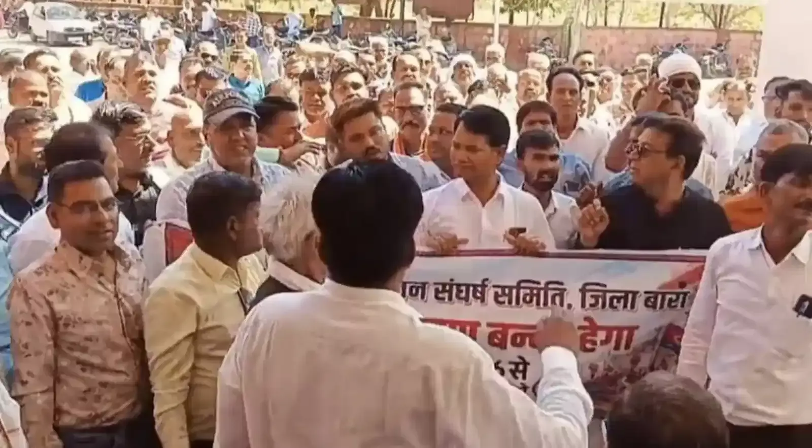 बारां जिला कलेक्टर कार्यालय के बाहर वाहन रैली निकालकर प्रदर्शन करते राशन डीलर संघर्ष समिति के सदस्य। बारां जिला कलेक्टर कार्यालय के बाहर वाहन रैली निकालकर प्रदर्शन करते राशन डीलर संघर्ष समिति के सदस्य।