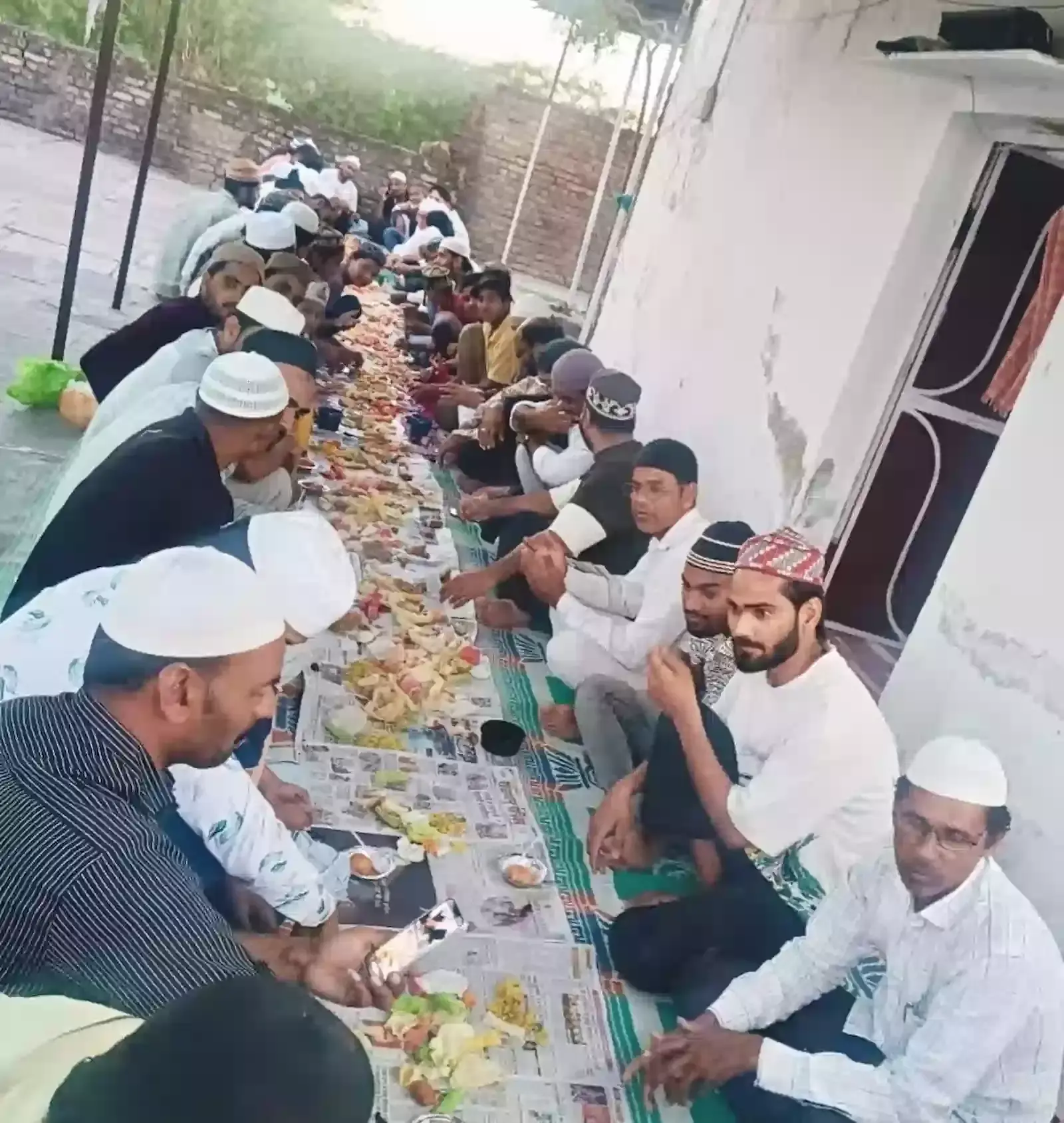 बारां के गजनपुरा में इफ्तार पार्टी के दौरान सामूहिक रूप से बैठे रोजेदार और गणमान्य नागरिक। बारां के गजनपुरा में इफ्तार पार्टी के दौरान सामूहिक रूप से बैठे रोजेदार और गणमान्य नागरिक।