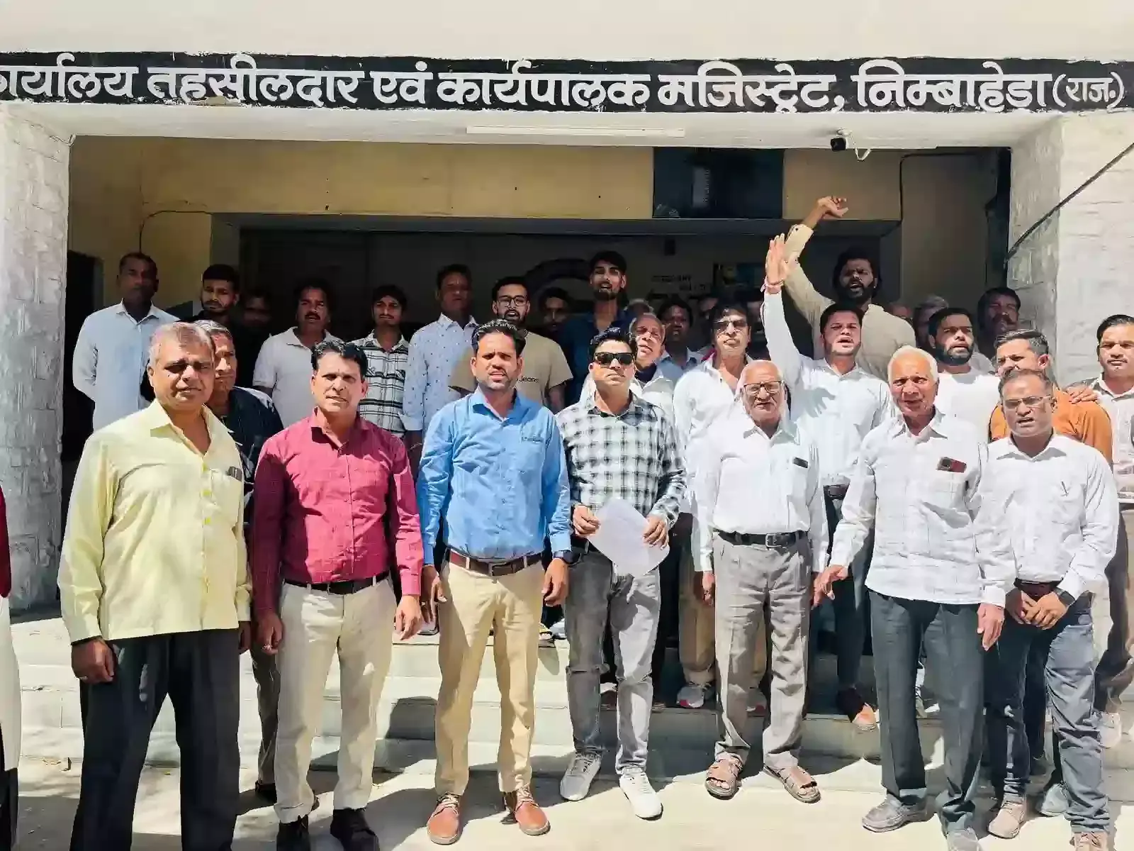निम्बाहेड़ा एसडीएम कार्यालय में दिल्ली हत्याकांड के विरोध में ज्ञापन देते जय भवानी खटीक समाज के सदस्य। निम्बाहेड़ा एसडीएम कार्यालय में दिल्ली हत्याकांड के विरोध में ज्ञापन देते जय भवानी खटीक समाज के सदस्य।