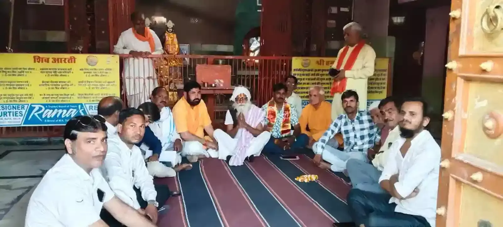 सवाई माधोपुर के श्रीराम जानकी मंदिर में रामनवमी शोभायात्रा की तैयारी बैठक में चर्चा करते समिति के सदस्य और पदाधिकारी। सवाई माधोपुर के श्रीराम जानकी मंदिर में रामनवमी शोभायात्रा की तैयारी बैठक में चर्चा करते समिति के सदस्य और पदाधिकारी।