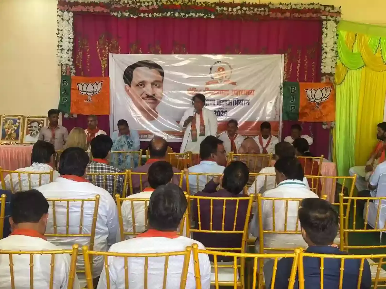 सवाई माधोपुर के हरिओम इको गार्डन में आयोजित भाजपा जिला कार्यशाला में दीप प्रज्वलित करते अतिथि और उपस्थित कार्यकर्ता। सवाई माधोपुर के हरिओम इको गार्डन में आयोजित भाजपा जिला कार्यशाला में दीप प्रज्वलित करते अतिथि और उपस्थित कार्यकर्ता।
