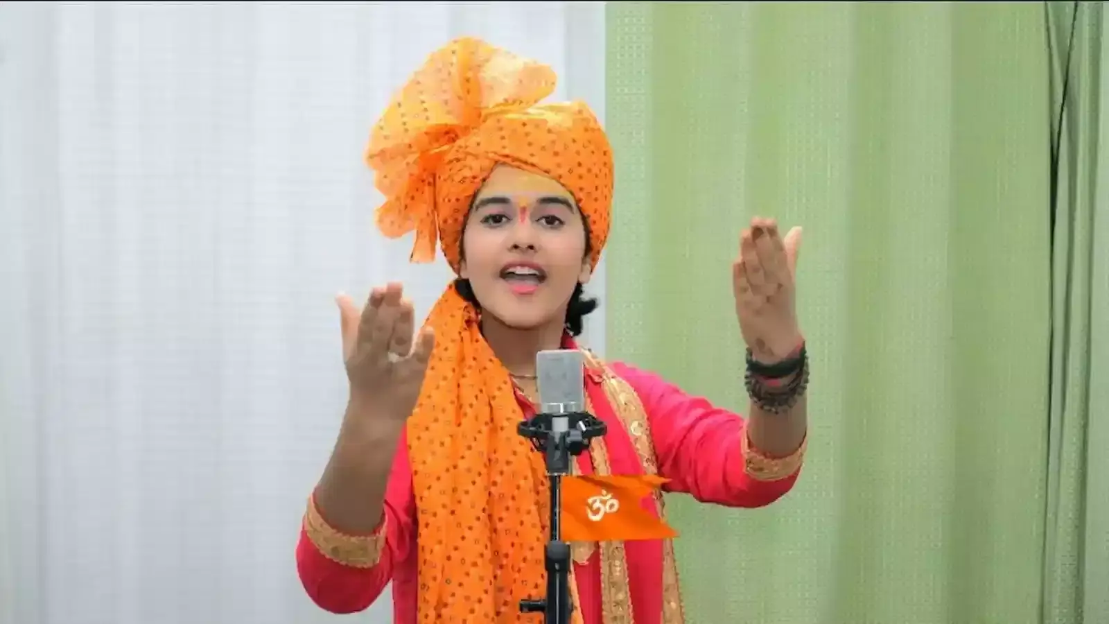 गाजियाबाद के रामलीला मैदान में हनुमान जन्मोत्सव पर भजन संध्या की तैयारी करते सेवादार गाजियाबाद के रामलीला मैदान में हनुमान जन्मोत्सव पर भजन संध्या की तैयारी करते सेवादार