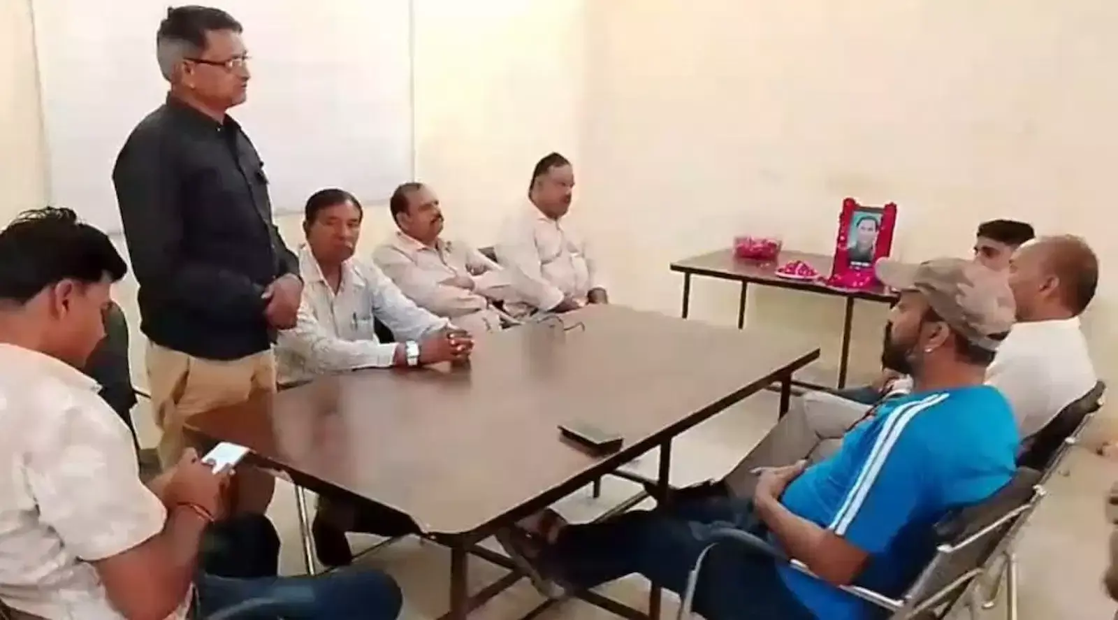सवाई माधोपुर के जनसंपर्क कार्यालय में वरिष्ठ पत्रकार नारायण बारेठ के चित्र पर पुष्पांजलि अर्पित करते हुए विभिन्न समाचार पत्रों के पत्रकार। सवाई माधोपुर के जनसंपर्क कार्यालय में वरिष्ठ पत्रकार नारायण बारेठ के चित्र पर पुष्पांजलि अर्पित करते हुए विभिन्न समाचार पत्रों के पत्रकार।