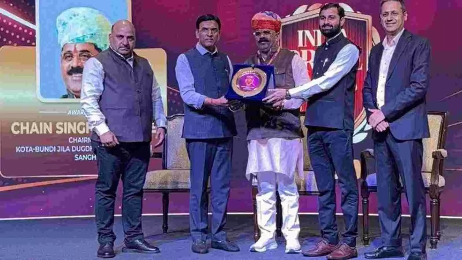 नई दिल्ली समारोह में केंद्रीय मंत्री मनसुख मंडाविया चैनसिंह राठौड़ को राष्ट्रीय सम्मान देते हुए
