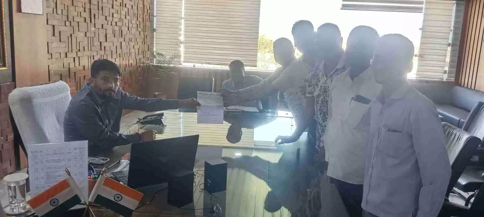 कोटा सुभाष नगर में अवैध मांस दुकानों के खिलाफ ज्ञापन देते निवासी
