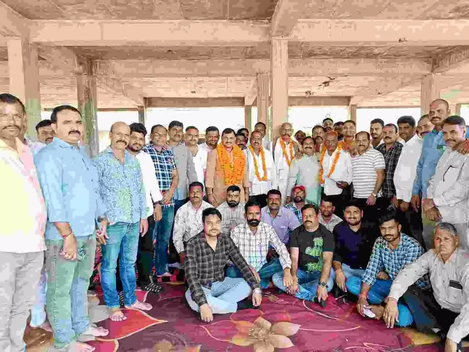 कोटा के गणेश नगर देवनारायण मंदिर में गुर्जर समाज की बैठक का दृश्य सम्मेलन तैयारी के संदर्भ में